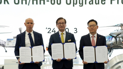 KAI·한화시스템·엘빗시스템즈 관계자들이 특작용 헬기 성능개량사업 MOU를 체결하고 있다. KAI 제공